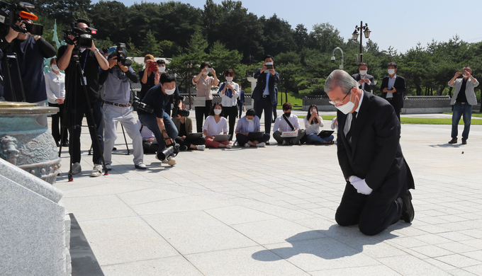 19일 김종인 미래통합당 비상대책위원장이 광주 5.18 민주화묘지를 방문하여 사죄하고 있는 모습<사진=연합뉴스>