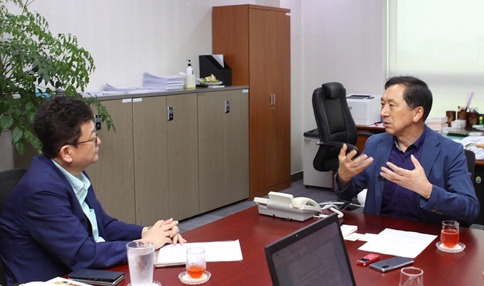 김능구 폴리뉴스 대표와 정국진단 인터뷰를 갖고 있는 김기현 미래통합당 의원<사진=폴리뉴스 이은재 기자>