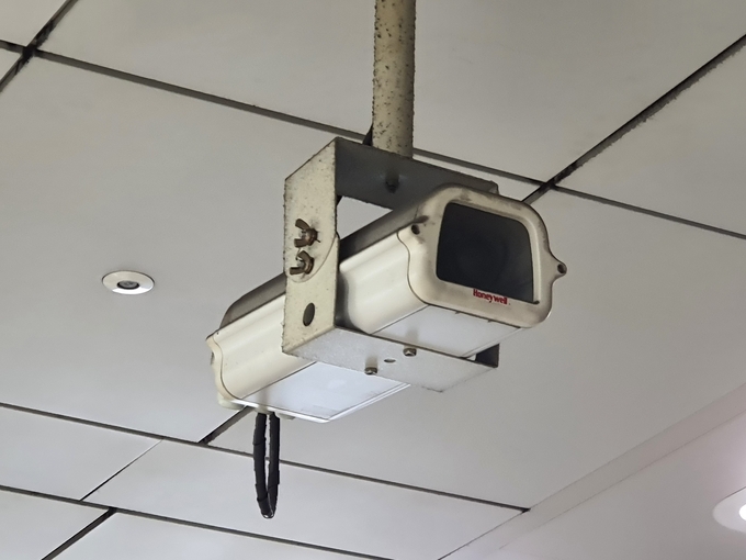 지하철 CCTV가  승강장을 촬영하고 있다. <사진 = 원단희 기자>