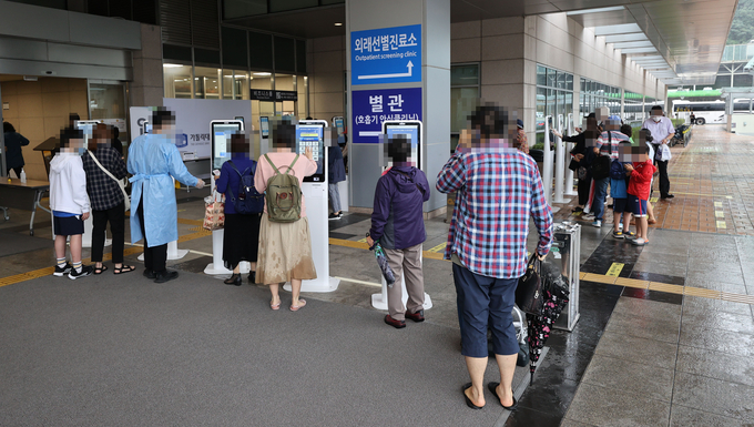 환자로 붐비는 서울 성모병원  모습<사진=연합뉴스> 본 기사 내용과 무관한 사진입니다.