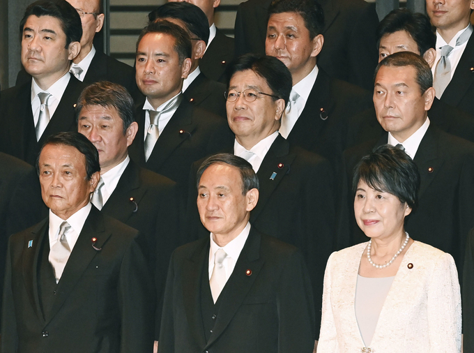 16일 스가 요시히데 일본 총리가 도쿄 지요다구 규덴에서 각료들과 사진을 찍고 있다. <사진=연합뉴스>