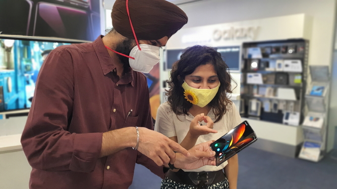 인도 구루그람에 위치한 삼성B2B체험관에서 현지 소비자들이 '갤럭시 Z 폴드2'를 체험하고 있는 모습 <사진=삼성전자>