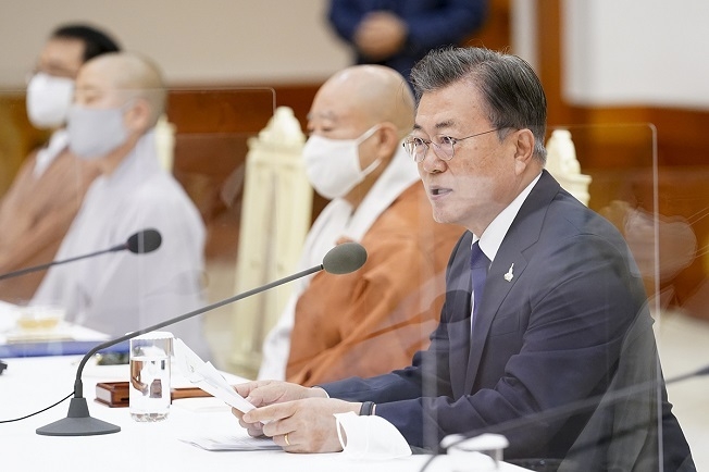 문재인 대통령은 18일 오전 청와대 본관에서 한국불교 지도자를 초청해 간담회를 개최했다.[사진=청와대]
