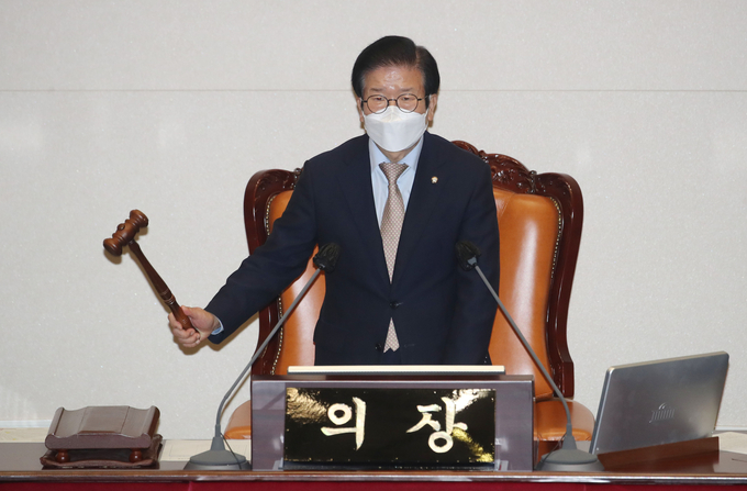 박병석 국회의장이 4차 추경안 통과를 선언한 뒤 의사봉을 두드리고 있다. <사진=연합뉴스>