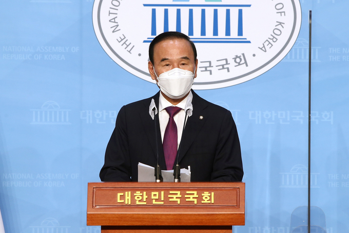 23일 국회 소통관에서 열린 기자회견에서 탈당의사를 밝힌 박덕흠 국민의힘 의원 모습<사진=연합뉴스>