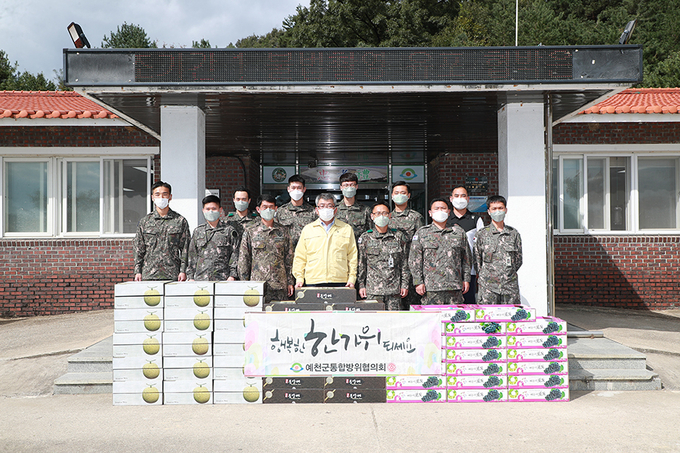 예천군통합방위협의회(의장 김학동 군수)는 육군 제3260부대 2대대를 방문 장병들을 격려하고 명절 위문품을 전달했다. <예천군 제공>