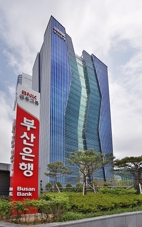 BNK부산은행은 지난 28일 한국무역보험공사와 ‘지역경제 재도약 및 한국형 뉴딜 일자리 창출을 위한 업무협약’을 체결했다. <사진=BNK부산은행 제공>