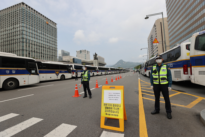 3일 광화문 광장 일대에 경찰버스로 차벽을 설치한 모습<사진=연합뉴스>