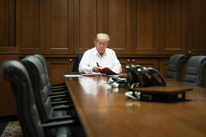 트럼프 대통령이 3일 메릴랜드주 월터 리드 군 병원 회의실에서 집무를 보고 있는 사진을 백악관이 공개했다. <사진=백악관>