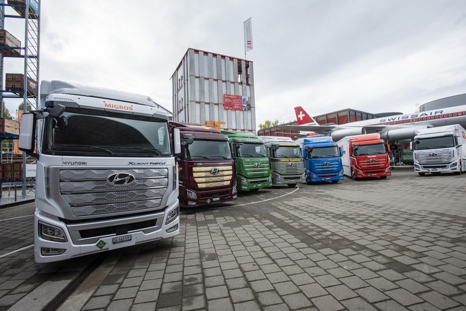 현대자동차 ‘엑시언트 수소전기트럭’ 7대가 고객인도 전달식을 위해 스위스 루체른 교통박물관 앞에 서 있는 모습. <사진=현대자동차 제공>