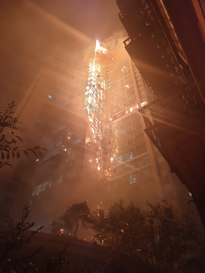 8일 밤 12시경, 울산 남구 주상복합 33층 건물 전체 불길이 번지고 있다. <사진 제공=연합뉴스>