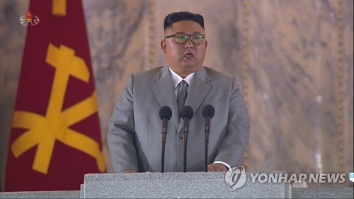 북한이 10일 노동당 창건 75주년을 맞아 열병식을 개최했다. 회색 양복을 입은 김정은 위원장이 연설하고 있다.[조선중앙TV 화면, 연합뉴스]