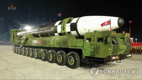 북한이 10일 당창건 75주년 열병식에서 신형 ICBM을 공개했다. 조선중앙TV가 보도한 화면을 보면 신형 ICBM은 길이와 직경이 종전보다 길어진 모습이다. [조선중앙TV 화면, 연합뉴스]
