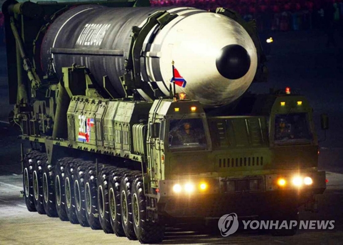북한, 당 창건 75주년에 덩치 커진 신형 ICBM 공개<사진=연합뉴스 제공>