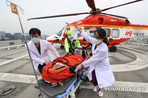 의료진과 구조대원들이 '닥터헬기'를 통해 구조된 응급환자의 이송 모습을 시연하고 있다. <사진=연합뉴스 제공>
