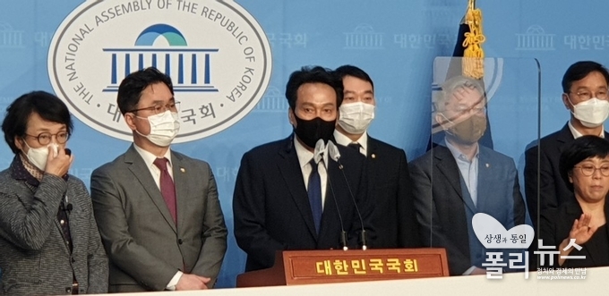 안민석 더불어민주당 의원이 박근혜 정부 청와대 하명수사 의혹을 제기하고 있다. <사진=연합뉴스>