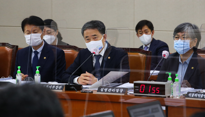 박능후 보건복지부 장관(가운데)과 정은경 질병관리청장(오른쪽) <사진=연합뉴스 제공>