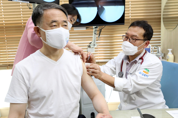 박능후 보건복지부 장관이 27일 오후 세종시의 한 병원을 찾아 독감 예방접종을 하고있다. <사진=연합뉴스 제공>