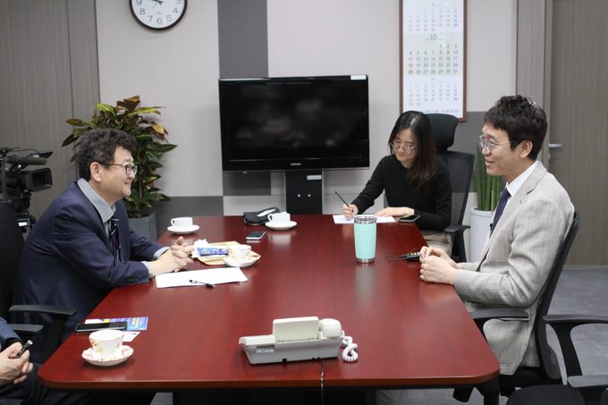 국민의힘 김웅 의원과 <폴리뉴스> 김능구 대표는 지난 22일 국회 의원회관에서 인터뷰를 진행했다. <사진=안채혁 기자>