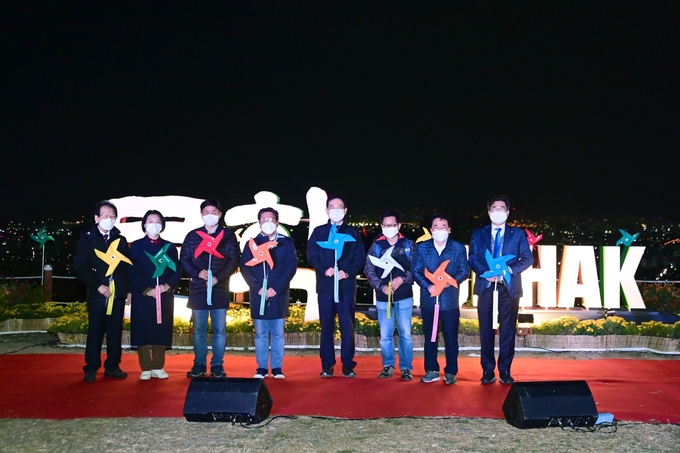 박남춘 시장이 지난 10월 16일에 열린  문학산 정상 확대개방 행사에 참여했다.<사진=인천시 제공>