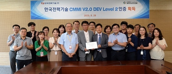 한국전력기술 직원들이 8월 28일 CMMI 레벨2 사전 인증을 축하하고 있다. <사진=한국전력기술 제공>