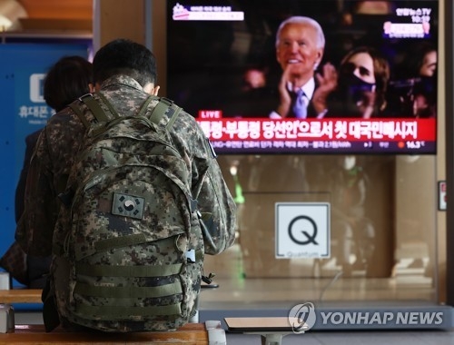 8일 서울역을 찾은 시민들이 미국 대선에서 승리한 민주당 조 바이든 대통령 당선인의 승리 연설 생중계를 시청하고 있다.[사진=연합뉴스]