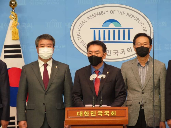 김석기 국민의힘 의원(가운데)이 11일 국회에서 열린 기자회견에 참석해 발언하고 있다. <사진=김석기 의원실 제공>
