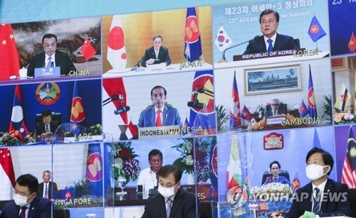 문재인 대통령(화면 위 오른쪽부터), 스가 요시히데 일본 총리, 리커창 중국 총리가 14일 오후 청와대에서 열린 '아세안+3' 화상 정상회의에 참석해 있다.[사진=연합뉴스]