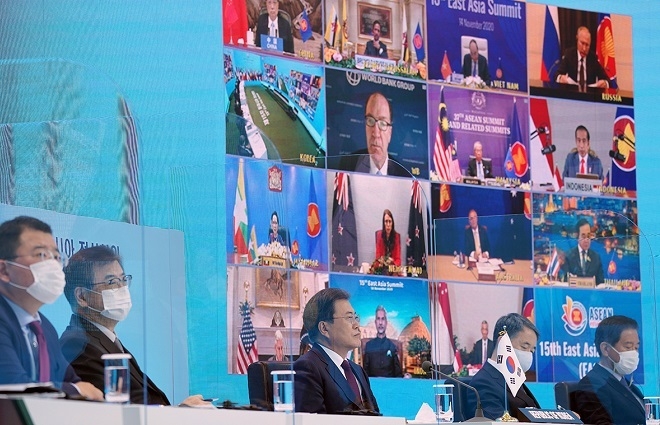 문재인 대통령은 14일 저녁 청와대 본관에서 제15차 동아시아정상회의(EAS)에 참석했다.[사진=청와대]