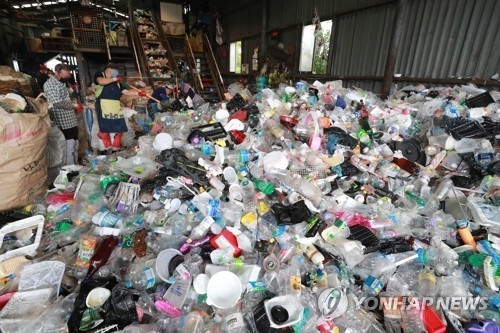 재활용품 선별장에 플라스틱 등 재활용 폐기물이 쌓여있는 모습. <사진 = 연합뉴스>