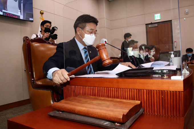 윤호중 국회 법제사법위원장이 의사봉을 두드리는 모습 <사진>