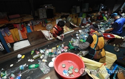 한 재활용품 선별장에서 플라스틱을 포함한 재활용 폐기물이 분류되고 있다. <사진=연합뉴스>