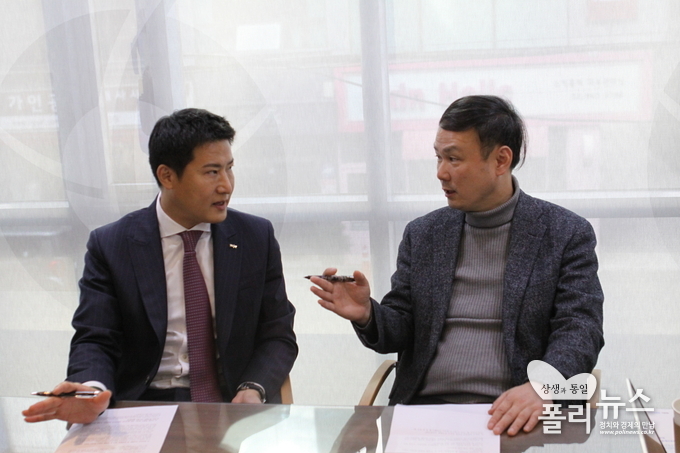 지난 25일 오동협 원빌딩 대표(왼쪽)가 전규열 폴리뉴스 정치경제 국장(오른쪽)과 인터뷰하고 있다. <사진=안채혁 기자>