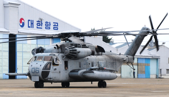 H-53E 대형 헬기. 대한항공은 최근 미 국방부로부터 올해 12월부터 2029년 5월까지 아시아-태평양 지역에 배치된 H-53E 대형헬기 정비 사업을 수주했다. <사진=대한항공 제공>