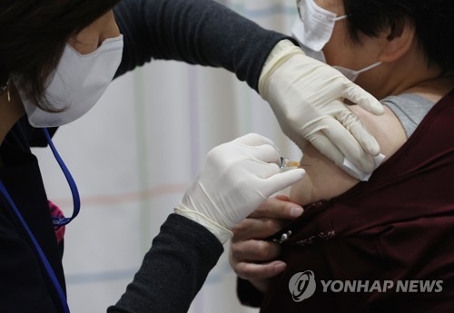 지난 10월 , 한 시민이 독감 백신 예방 접종을 하고 있다. <사진=연합뉴스>