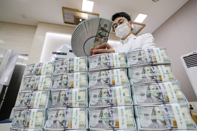 3일 한국은행은 11월 말 외환보유액이 4363억 8000만 달러라고 발표했다. <사진=연합뉴스>