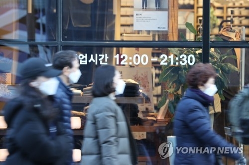 서정협 서울시장 권한대행은 4일 오후 온라인 긴급브리핑을 열고 오는 5일부터 오후 9시 이후 서울 시내 상점·독서실·마트 등은 문을 닫아야 한다고 발표했다. <사진=연합뉴스>