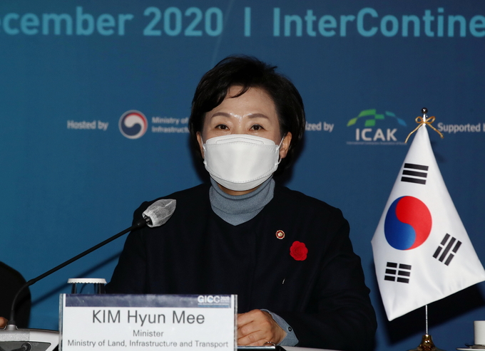 국토교통부(김현미 장관)가 8일 ,코로나19 백신 국내 운반을 위한 선제적인 지원을 하겠다고 밝혔다. <사진=연합뉴스>
