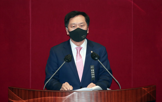 국민의힘 김기현 의원이 9일 오후 국회 본회의에서 고위공직자범죄수사처 설치 및 운영에 관한 법률 일부개정법률안(대안)에 대해 무제한 토론(필리버스터)을 시작하고 있다. <사진=연합뉴스>