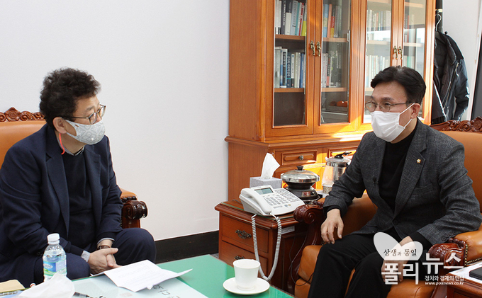 지난 8일 김민석 보건복지위원장은 김능구 <폴리뉴스> 대표와 인터뷰를 나눴다. <사진=이은재PD>