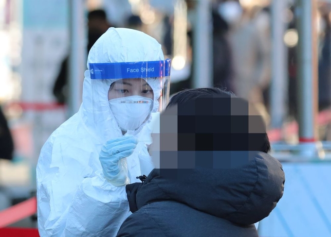 15일 오전 서울역 광장에 마련된 코로나19 임시 선별검사소에서 시민들이 검사를 받고 있다. <사진=연합뉴스>