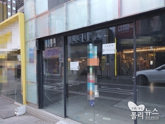 지난 15일 서울 중구 명동거리에 위치한 텅 빈 매장에 '임대문의' 안내문이 붙어 있다. <사진=김현우, 김미현 기자>