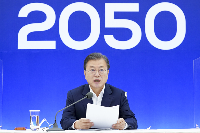 문재인 대통령이 지난 11월 27일 청와대에서 열린 2050 탄소중립 범부처 전략회의에서 발언하고 있다. <사진=연합뉴스> 