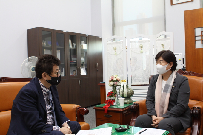 서영교 국회 행정안전위원장은 17일 오후 <폴리뉴스> 김능구 대표와 인터뷰를 가졌다. <사진=이은재 기자>