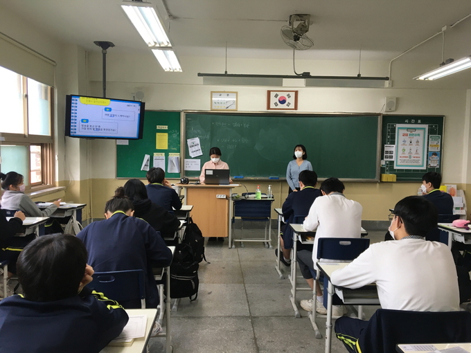 신관중학교에서 성신여대 재학생이 시민교육 수업을 진행하는 모습. <사진제공=성신여대>
