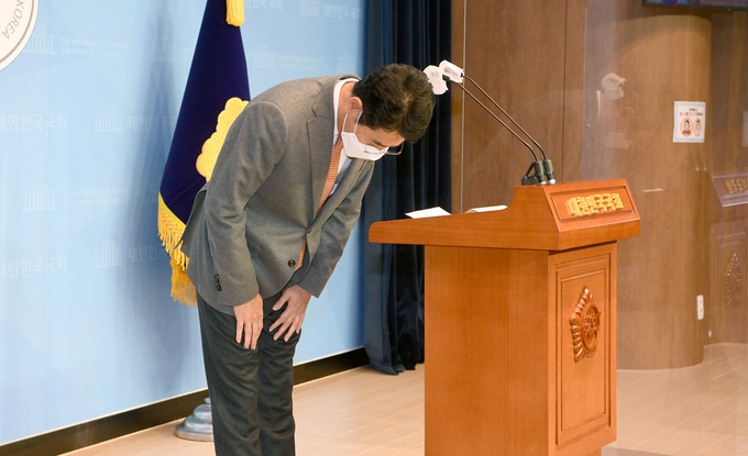 국민의힘 전봉민 의원이 22일 서울 여의도 국회 소통관에서 열린 탈당 기자회견에서 고개 숙여 사과하고 있다. <사진=연합뉴스>