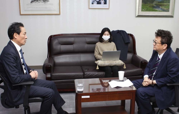 우상호 더불어민주당 의원은 김능구 <폴리뉴스> 대표와 인터뷰를 가졌다. <사진=이은재 기자>
