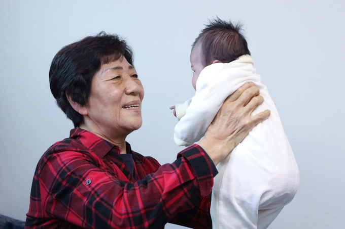 LG의인상을 수상한 전옥례씨(74세, 사진 왼쪽)가 서울 서대문구에 위치한 자택에서 위탁아동을 돌보는 모습. <사진=LG>