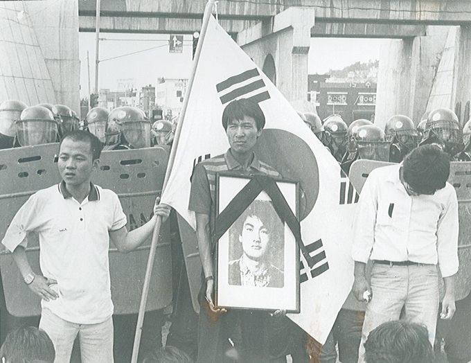 이한열 열사 추모식 당시 배우 우현(왼쪽)과 우상호 더불어민주당 의원(가운데) 모습 . <사진 =우상호 페이스북 갈무리>