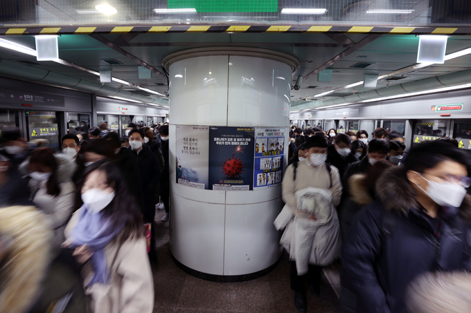 17일 오전 서울 지하철 5호선 광화문역에서 시민들이 마스크를 착용한 채 출근하고 있다. <사진=연합뉴스>